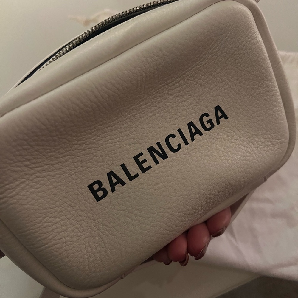 BALENCIAGA everyday white logo mini camera crossbody bag - Picture 2 of 15